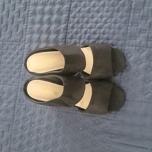 These shoes do not fit me.